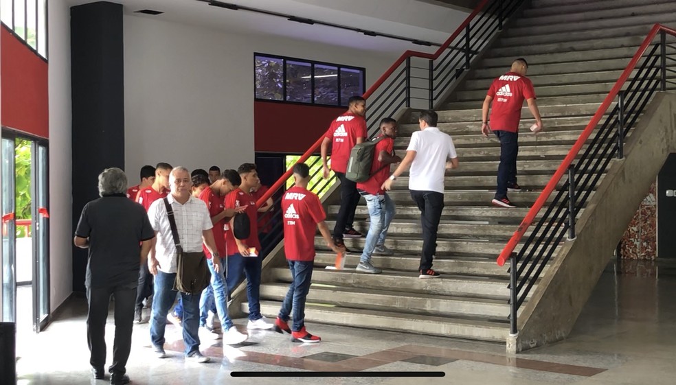 Meninos da base do Flamengo na G&aacute;vea &mdash; Foto: Ivan Raupp