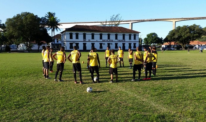 Elenco do Rio Branco-ES durante o treino desta terça-feira, no campo do 38º BI, em Vila Velha (Foto: Sidney Magno Novo/GloboEsporte.com)