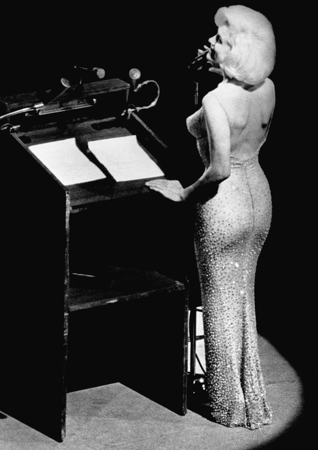 Actress Marilyn Monroe sings "Happy Birthday" to President John F. Kennedy at Madison Square Garden, for his upcoming 45th birthday. (Foto: Bettmann Archive)