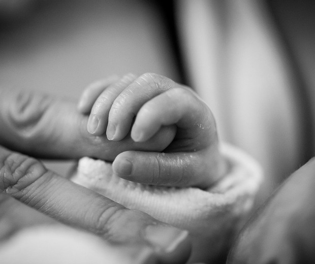 Bebê segurando a mão da mãe (Foto: Pixabay)