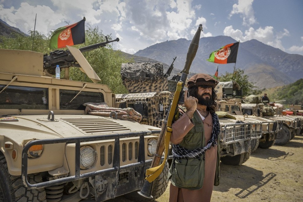 Afegãos armados resistem ao Talibã em área de Parakh, em Bazarak, na província de Panjshir, em 19 de agosto de 2021 — Foto: Ahmad Sahel Arman/AFP