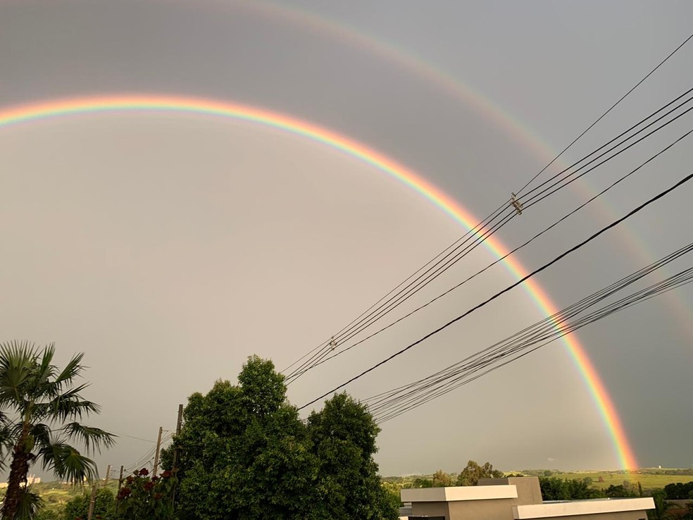 Fenômeno foi registrado em vários bairros de Bauru — Foto: Giuliano Tamura/TV TEM
