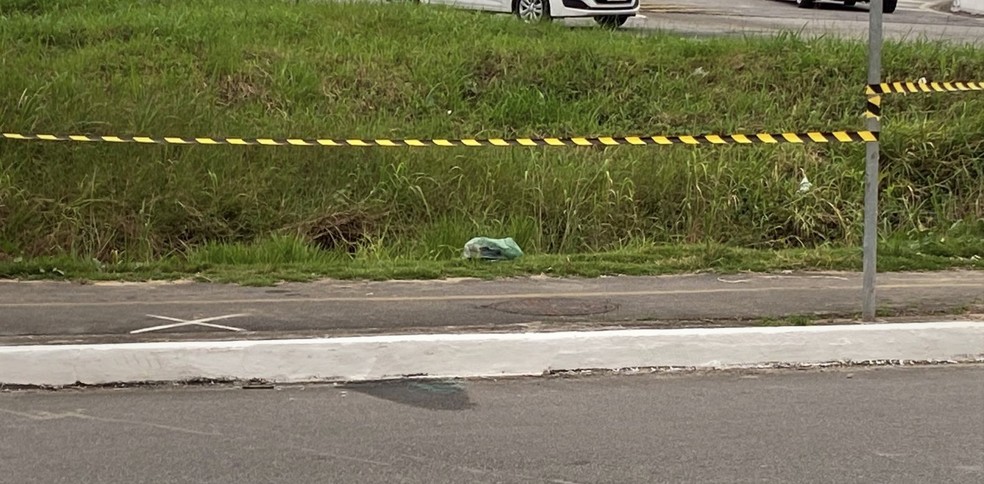 Corpo de recém-nascido ainda com cordão umbilical foi encontrado em saco plástico — Foto: g1 Santos