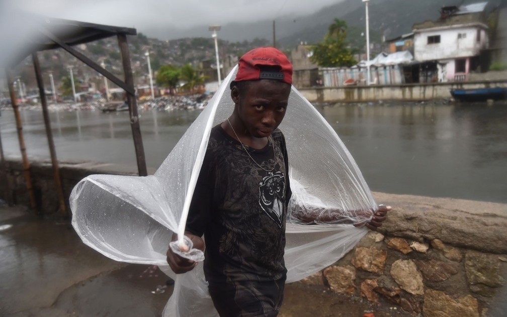 Chuva chega ao Haiti antes da passagem do furacão Irma, que causou pelo menos 10 mortes em ilhas do Caribe (Foto: Hector Retamal/AFP)