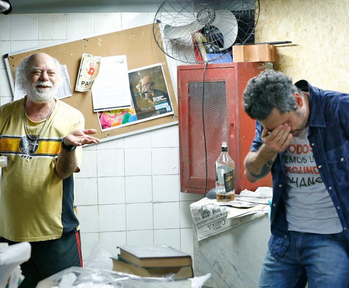 Ascânio se diverte com situação de Romero (Foto: Ellen Soares / Gshow)