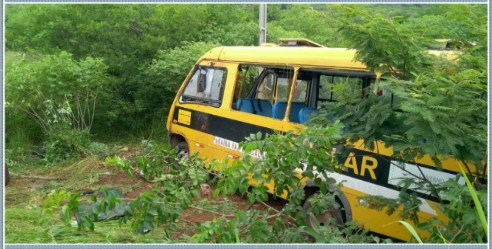 Ônibus escolar com universitário tombou e deixou dois mortos, no caminho de Juru (PB) para Serra Talhada (PE) — Foto: TV Paraíba/Reprodução
