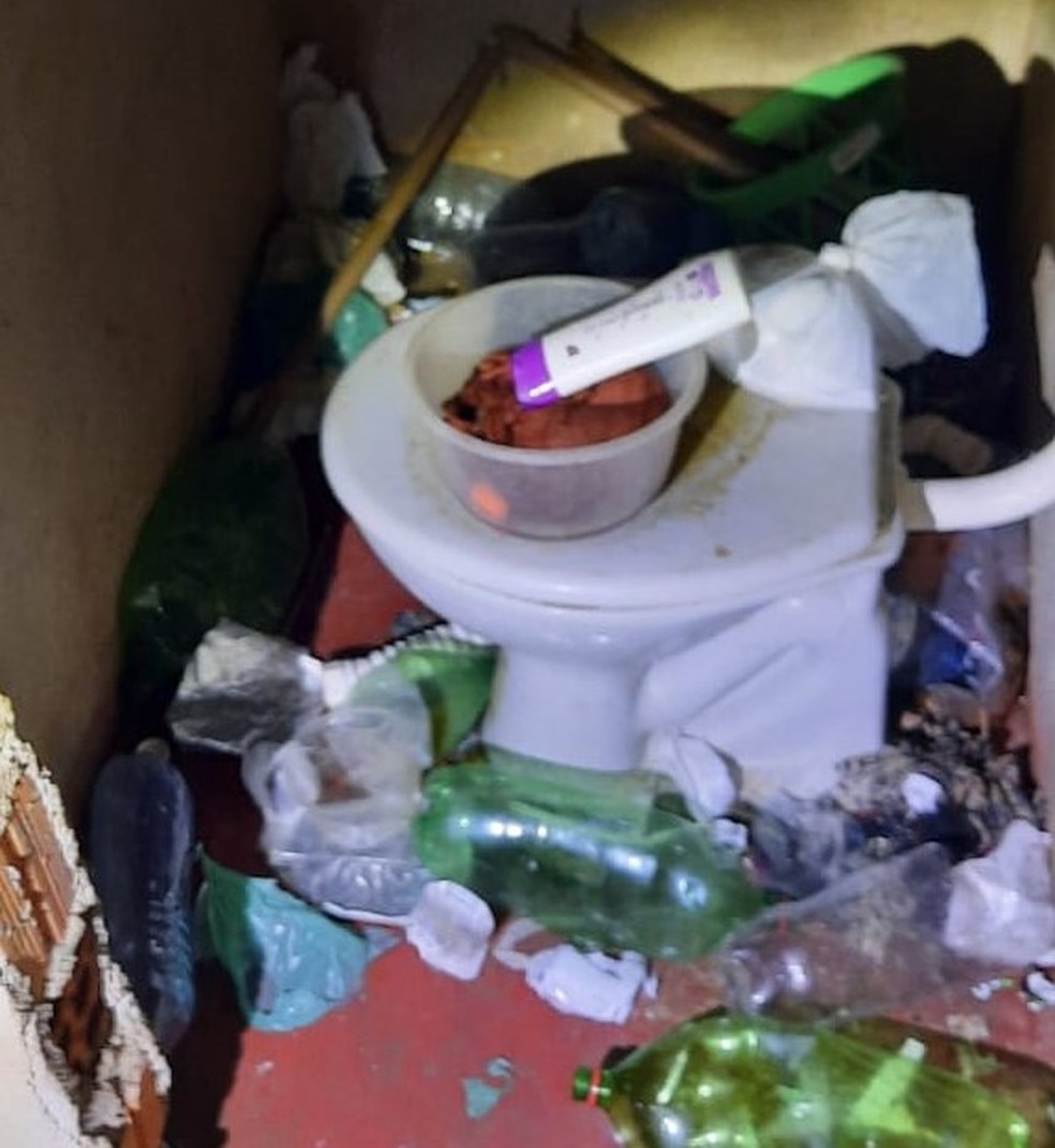 Foto do banheiro tirada no dia em que as crianças foram resgatadas — Foto: Conselho Tutelar/Divulgação
