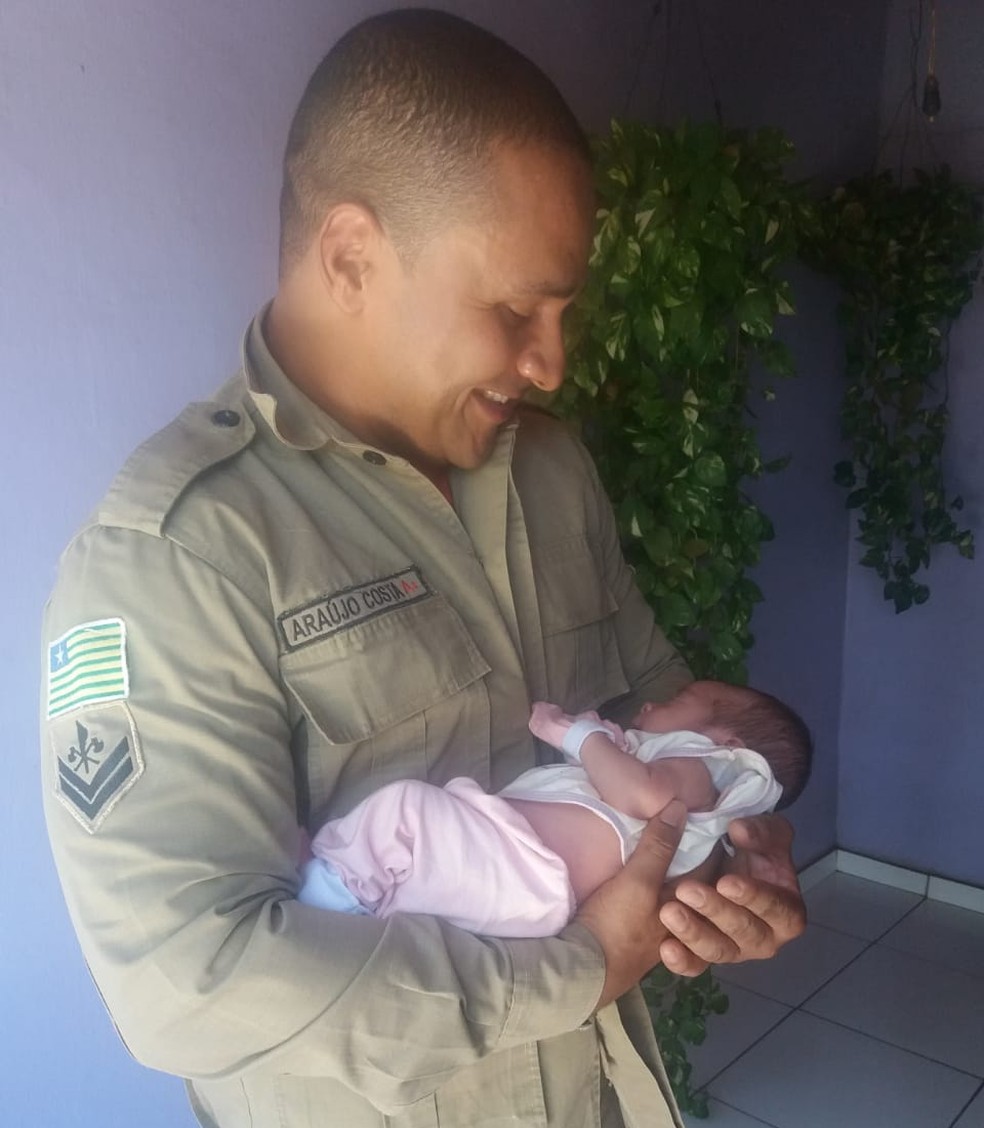 Cabo AraÃºjo Costa falou da emoÃ§Ã£o de salvar a pequena Isadora  â Foto: DivulgaÃ§Ã£o/Corpo de Bombeiros