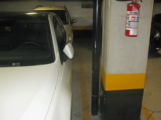 garagem cuidados ao estacionar (Foto: André Paixão/G1)