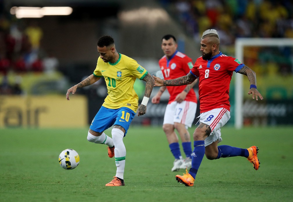 Vidal em ação no jogo Brasil 4 x 0 Chile: jogador da Inter já apareceu mais de uma vez usando a camisa do Flamengo nas redes sociais — Foto: REUTERS/Ricardo Moraes
