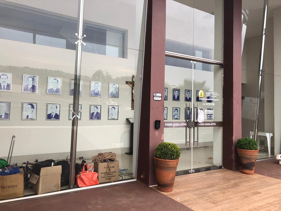 Homem instalava enfeites de Natal na Câmara Municipal de Regente Feijó quando caiu de uma altura de 8 metros — Foto: Paula Sieplin/TV Fronteira