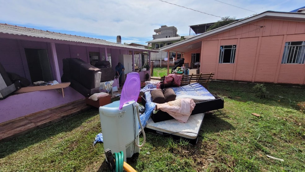 Dez fam&iacute;lias ficam desalojadas ap&oacute;s temporal alagar casas e causar estragos no Paran&aacute; &mdash; Foto: William Batista/RPC