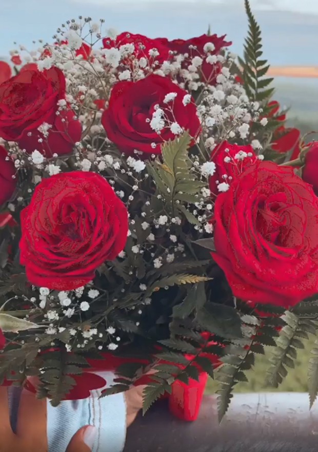 gui Napolitano presenteia a namorada com um buquê de rosas (Foto: Reprodução / Instagram)