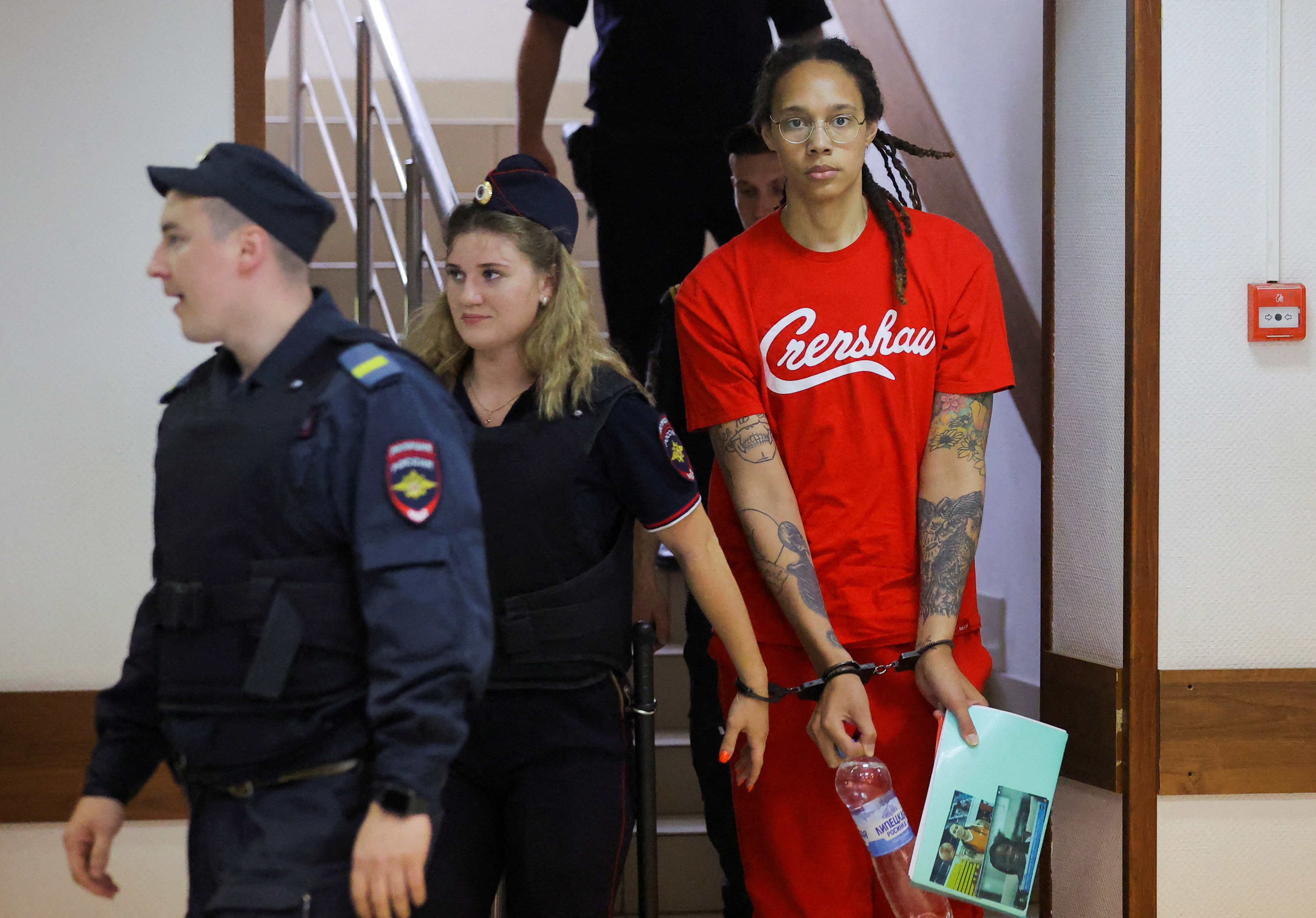 Jogadora da WNBA se declara culpada de acusações de porte de drogas em tribunal russo