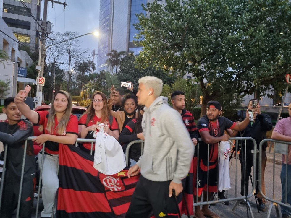 Pedro vai &agrave; grade para tirar fotos com torcedores do Flamengo em S&atilde;o Paulo &mdash; Foto: Fred Huber