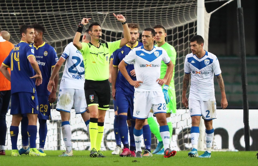 Árbitro Maurizio Mariani interrompe Hellas Verona x Brescia depois de reação de Balotelli a insultos racistas — Foto: EFE/EPA/SIMONE VENEZIA
