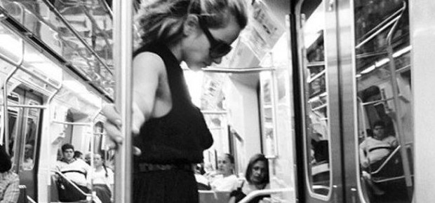 Nathália Rodrigues no metrô (Foto: reprodução/Instagram)