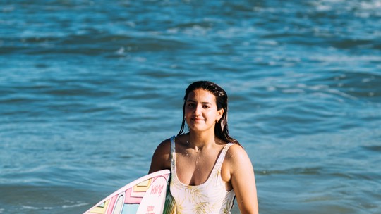 Sophia Medina estrela campanha de biquínis e maiôs que absorvem fluxo menstrual