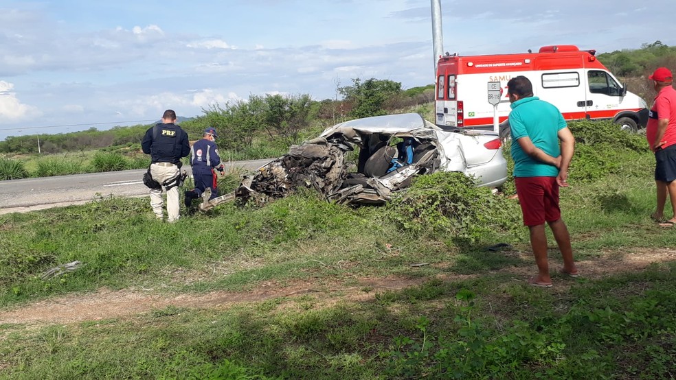 Veículo ficou bastante danificado após colisão que deixou um morto na BR-116 — Foto: Arquivo pessoal