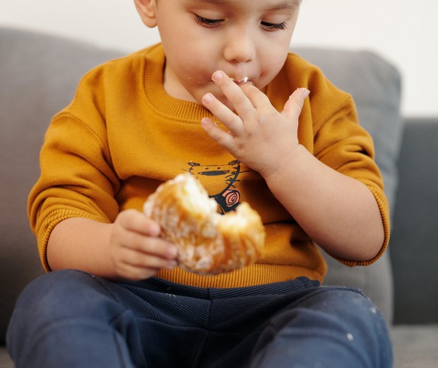 Imagem ilustrativa de criança comendo pão (Foto: Pexels)