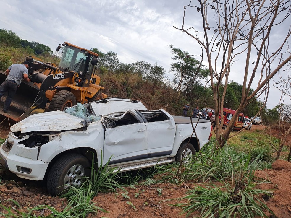 Motorista é socorrido após capotar caminhonete em estrada de terra de Arealva — Foto: Arquivo pessoal