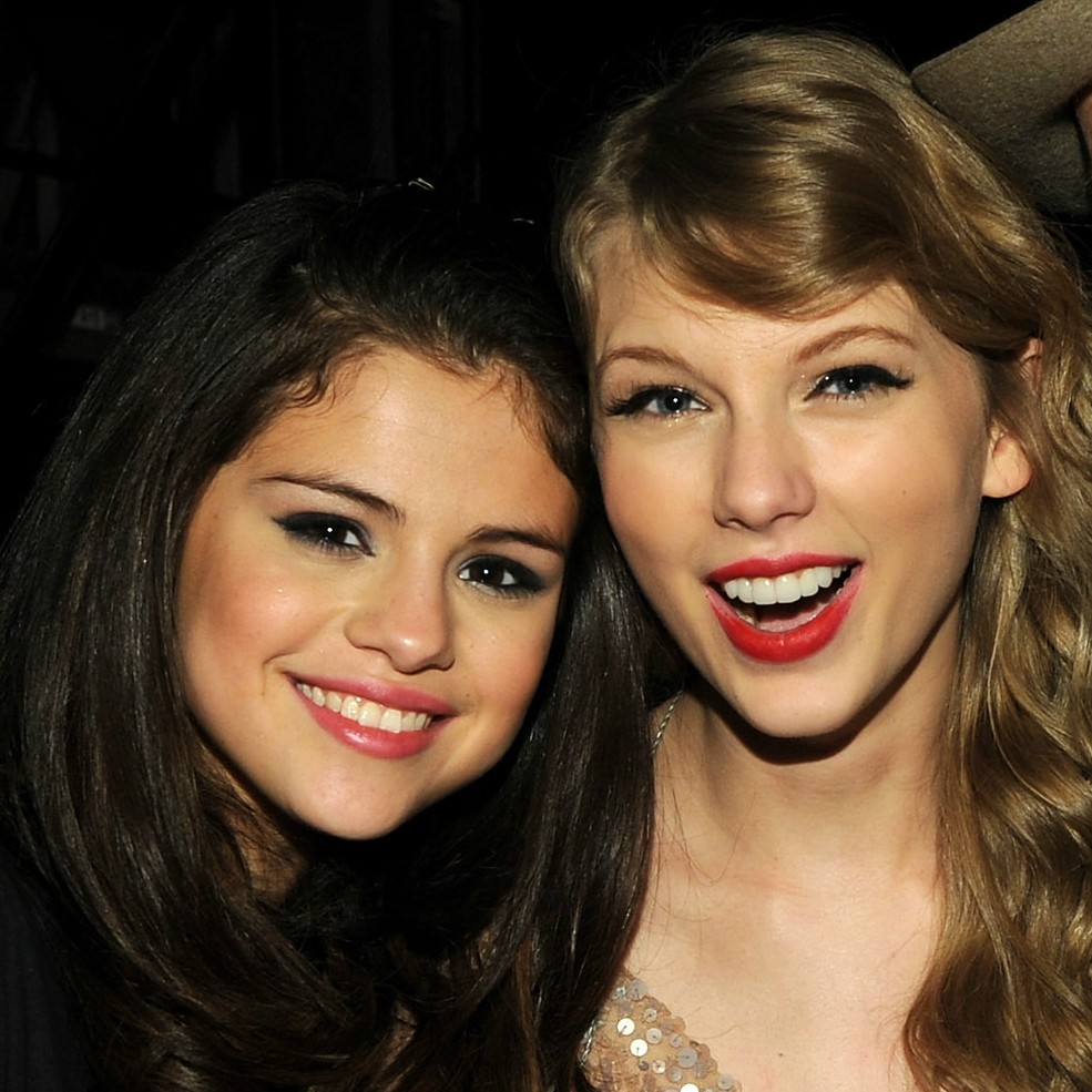 Selena Gomez (à esq.) e Taylor Swift, amicíssimas em novembro de 2011. (Foto: Getty Images)