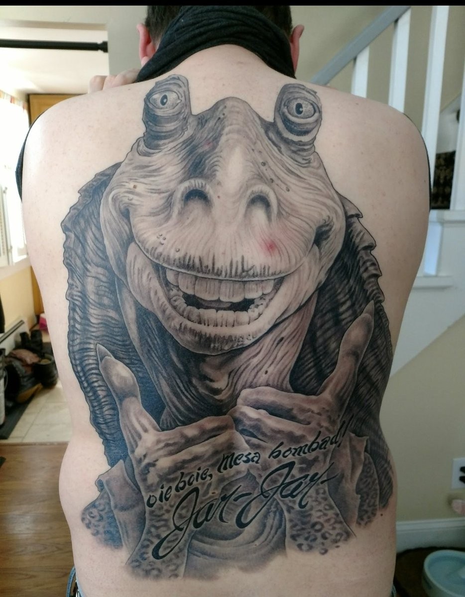 A tatuagem do personagem Jar Jar Binks ocupando as costas inteiras de um fã de Star Wars (Foto: Twitter)