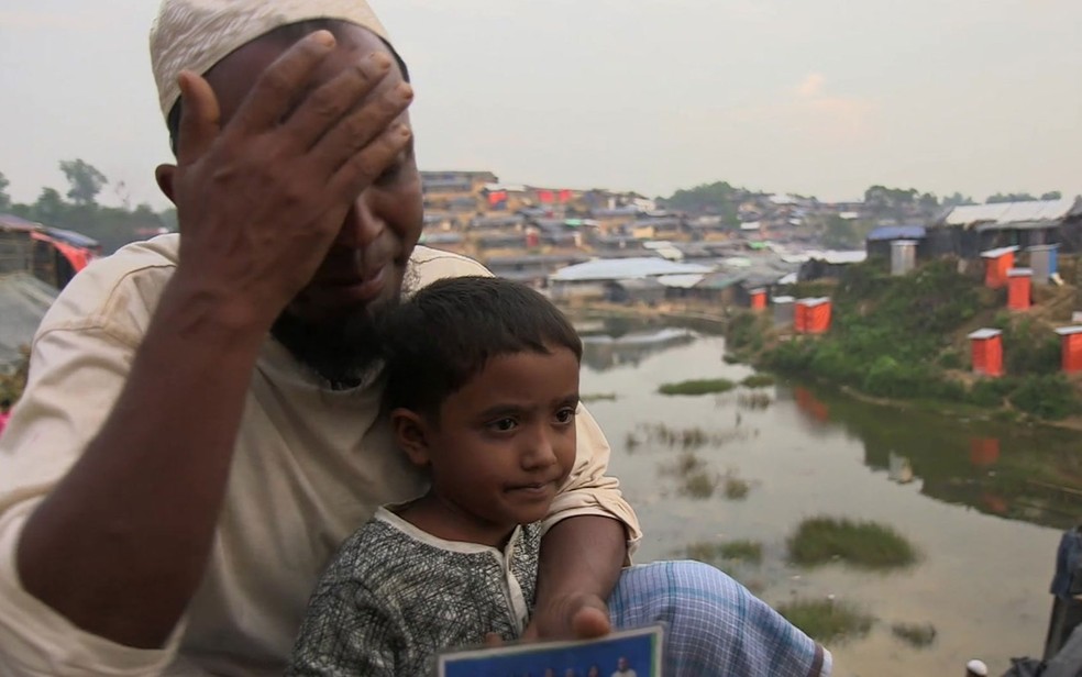 Suleiman perdeu a mulher e três de suas filhas no ataque, e sua filha mais nova chora pedindo pela mãe; 'O que vamos fazer sem ela?' (Foto: BBC)