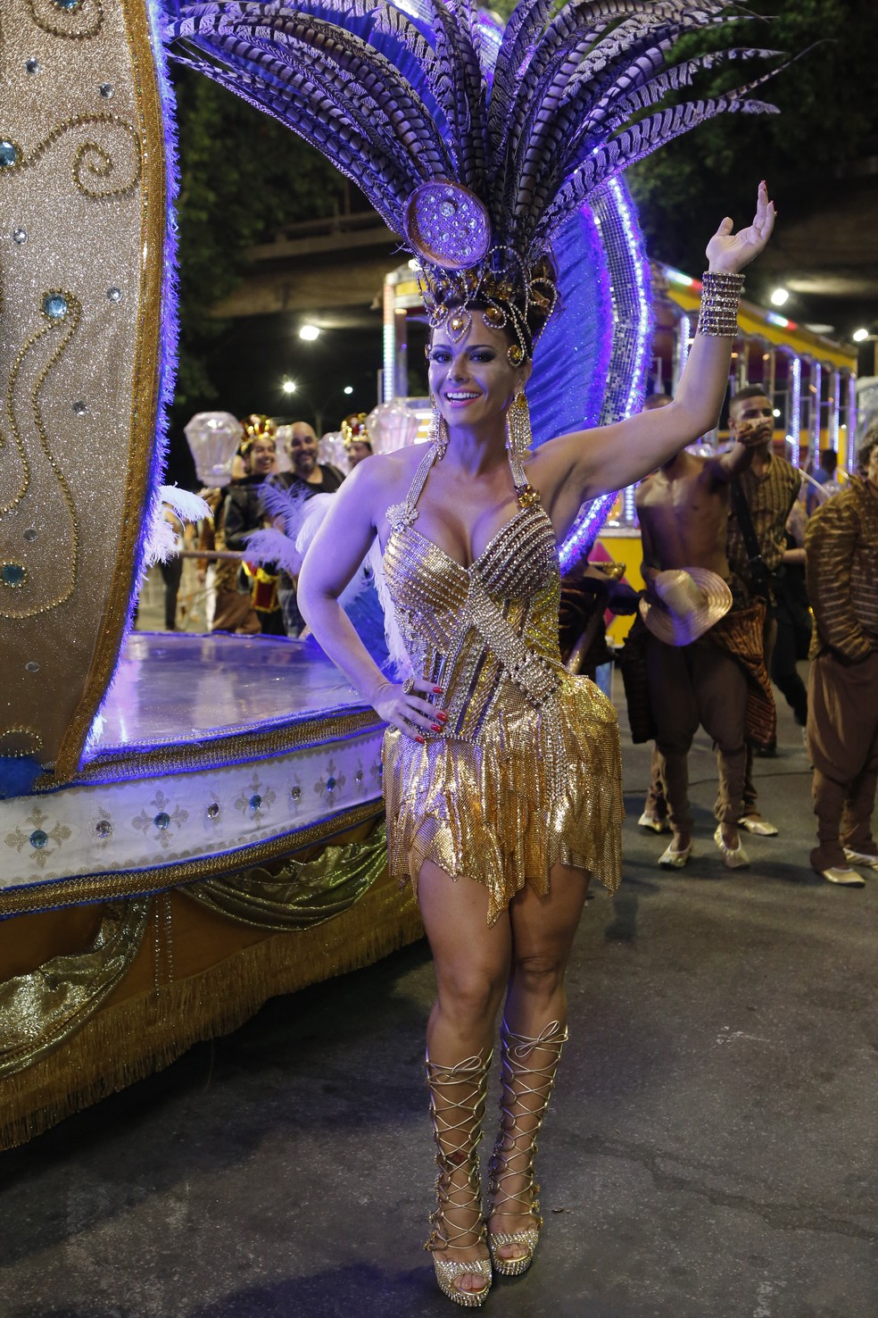 Naná (Viviane Araújo) mostrou muito samba no pé durante o desfile - 'Império' — Foto: Felipe Monteiro/Globo