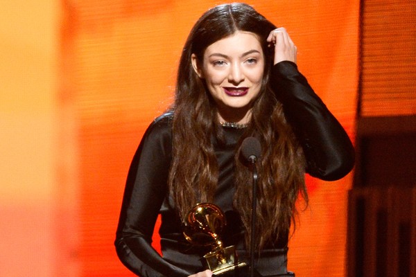 Fim das teorias da conspiração: certidão de nascimento prova que Lorde tem  realmente 17 anos - Monet | Celebridades