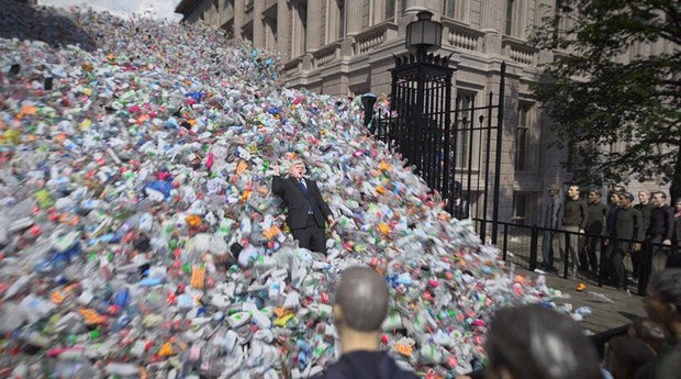 Boris Johnson é engolido por avalanche de lixo em novo vídeo do Greenpeace (Foto: Reprodução/Youtube)