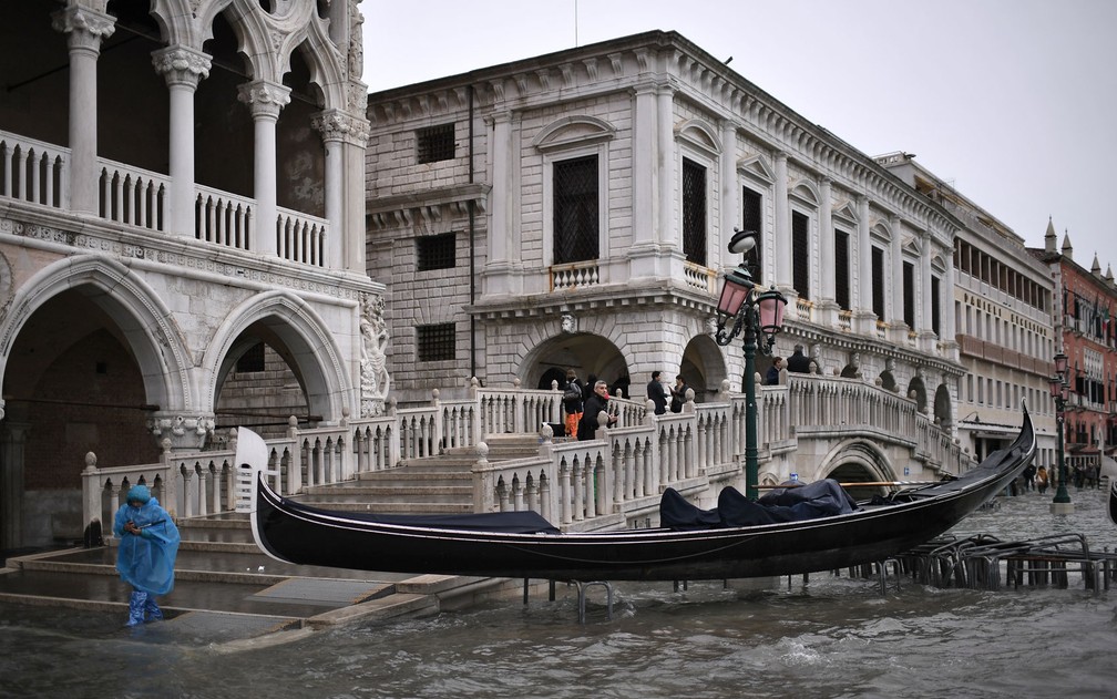 Gôndola encalhada na Ponte della Paglia — Foto: Marco Bertorello / AFP Photo