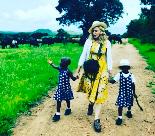 A cantora Madonna e suas filhas (Foto: Instagram)