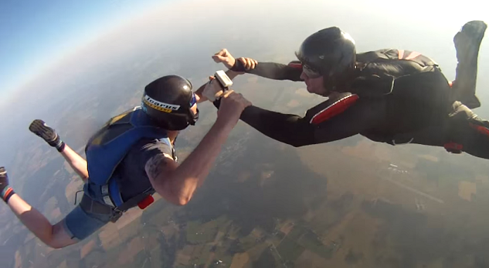Paraquedista filmava salto normalmente... (Foto: Reprodu??o/YouTube)