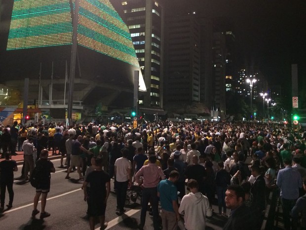 Manifestação na Avenida Paulista pede que a Presidente Dilma reununcie  (Foto: Roney Domingos/G1)