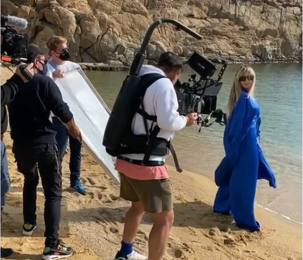 A modelo Heidi Klum durante ensaio em praia na Grécia (Foto: Instagram)