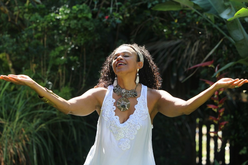 Com três discos solos gravados, Clécia vem construindo uma carreira permeada por uma cuidadosa pesquisa dos ritmos afro-brasileiros.  — Foto: Manu Dias/ Divulgação