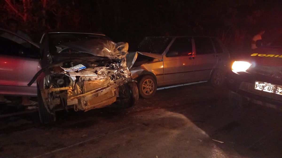 Cinco pessoas ficam feridas em acidente entre dois carros e uma caminhonete na MGC-135