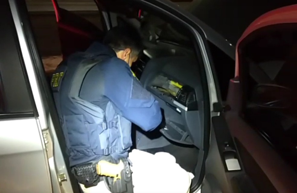 Agentes encontraram drogas e arma dentro do painel de carro em São Borja — Foto: PRF/Divulgação