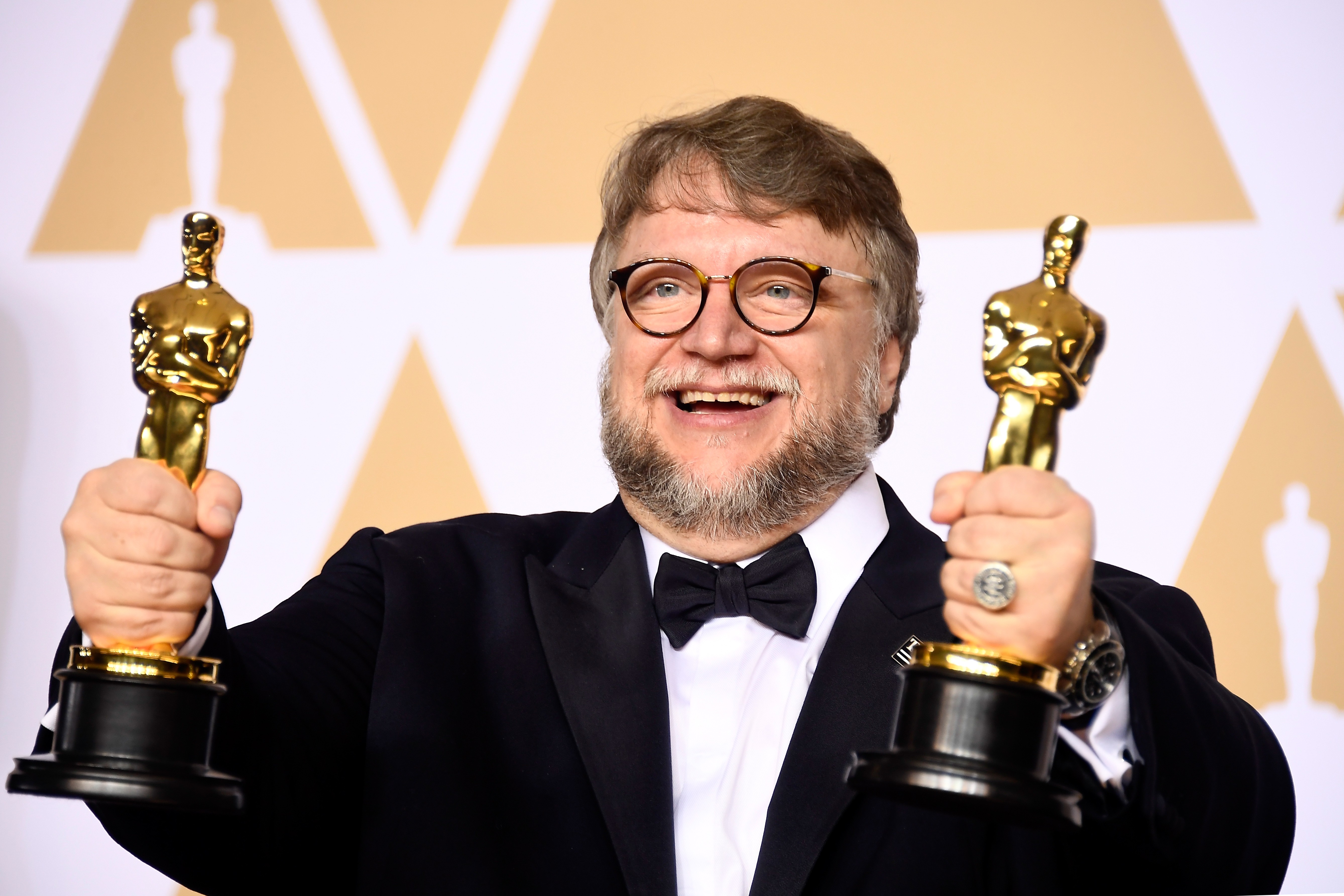 O cineasta Guillermo del Toro com dois dos quatro Oscar vencidos por A Forma da Água (Foto: Getty Images)