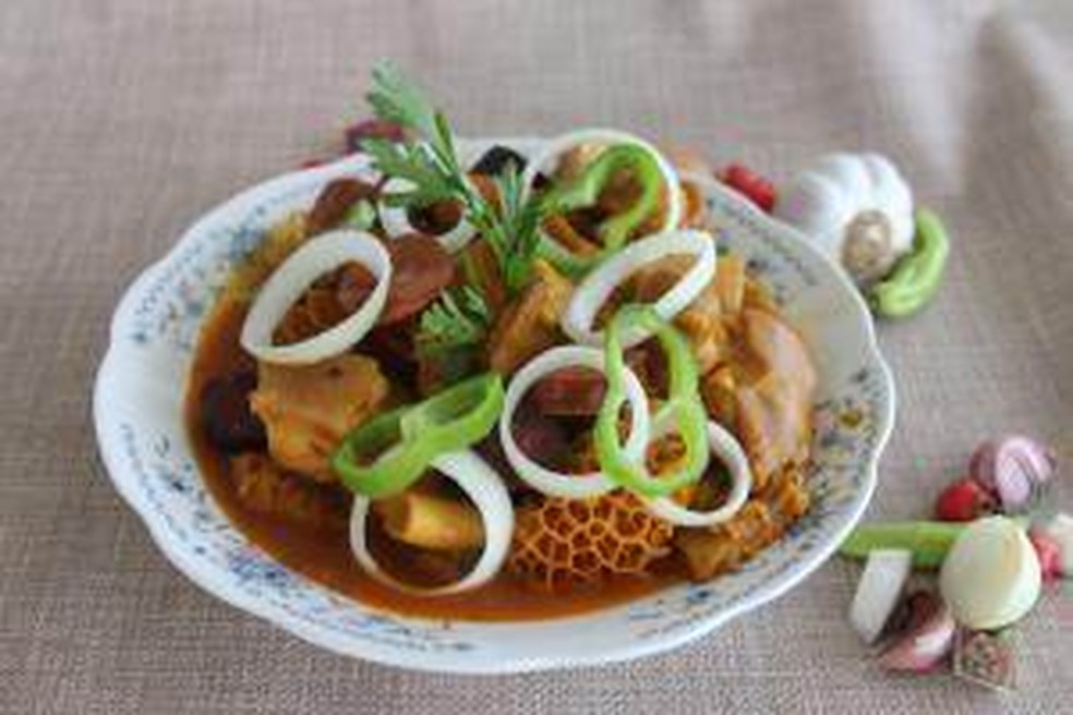 Dobradinha com linguiça paio, pele de porco, bacon, pimentão, cheiro verde e pimenta do reino — Foto: Comida Di Buteco/ Divulgação