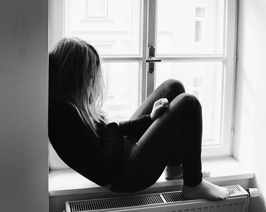 Adolescência é marcada por flutuações hormonais intensas que aumentam os riscos de depressão (Foto: Pixabay)
