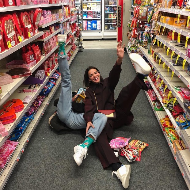  Sasha Meneghel e Bruna Marquezine se divertem em supermercado (Foto: Reprodução/Instagram)