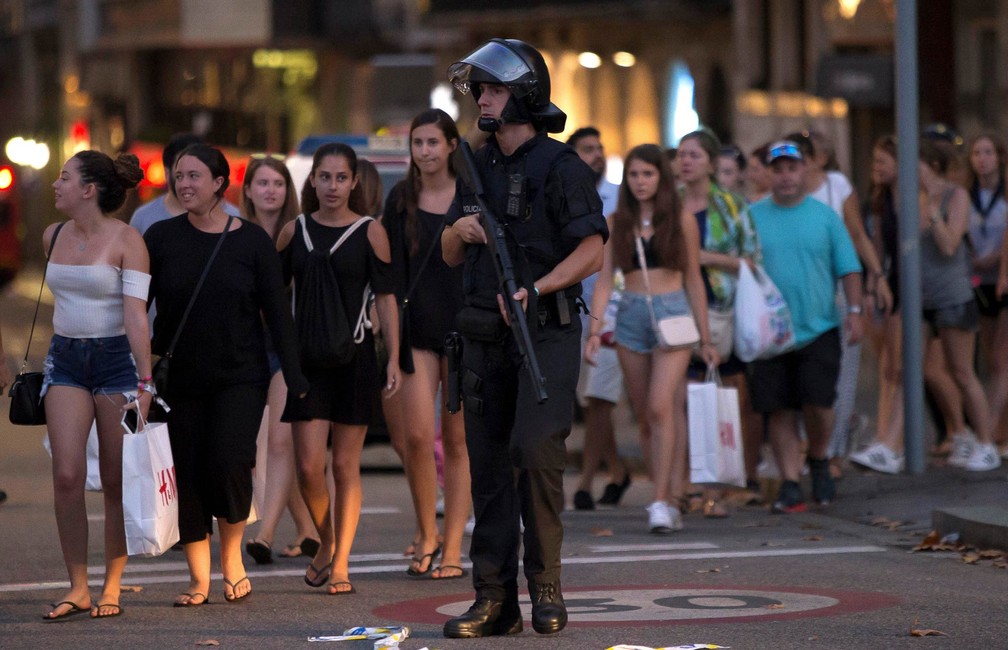 Polícia remove pessoas da área do atentado em região turística de Barcelona, na Espanha (Foto: Reuters/Stringer)