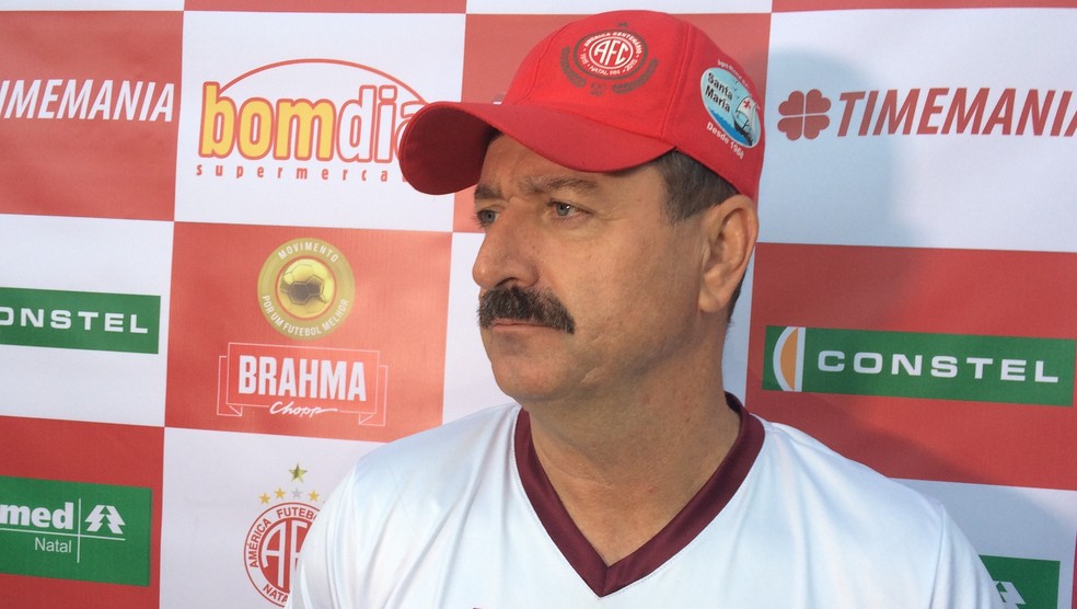 Técnico do Alvirrubro, Leandro Campos  mantém confiança para reverter o resultado  (Foto: Augusto Gomes/GloboEsporte.com)