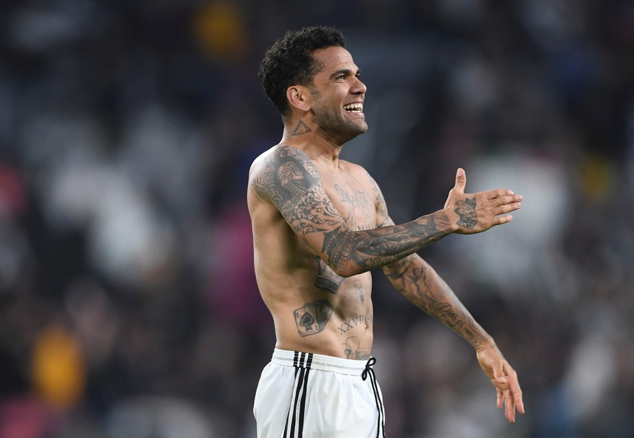 As tatuagem do daniel alves Imprensa Internacional Se Derrete Por Daniel Alves Magico Bola De Ouro Liga Dos Campeoes Ge