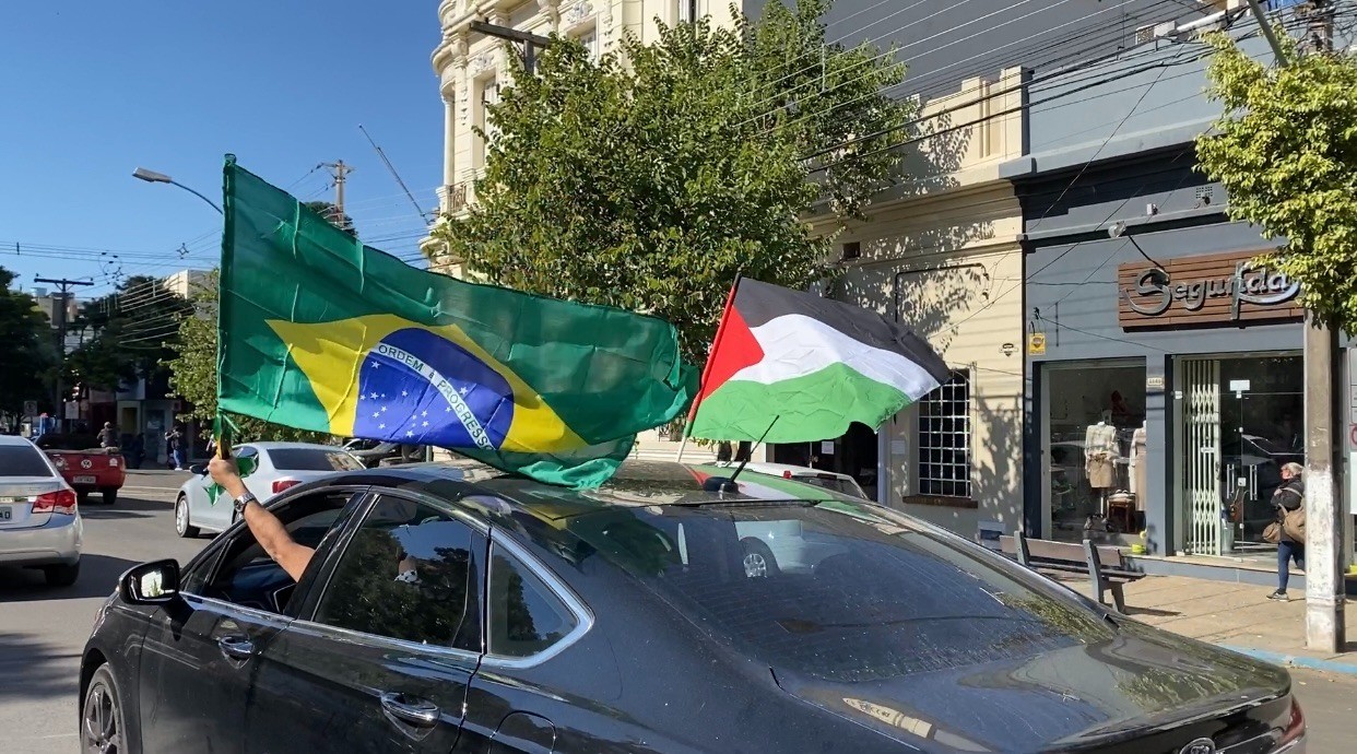 Comunidade árabe de Uruguaiana faz manifestação contra bombardeio israelense em território palestino