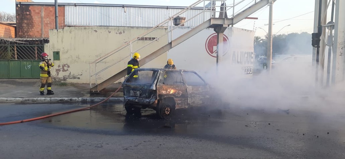 Carro fica destruído após incêndio em Montes Claros; motorista não teve ferimentos
