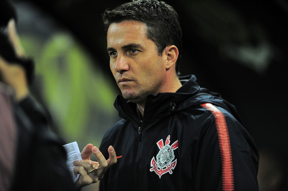 Loss destaca importância de Pedrinho na vitória do Corinthians; meia-atacante diz que respeita decisão do técnico