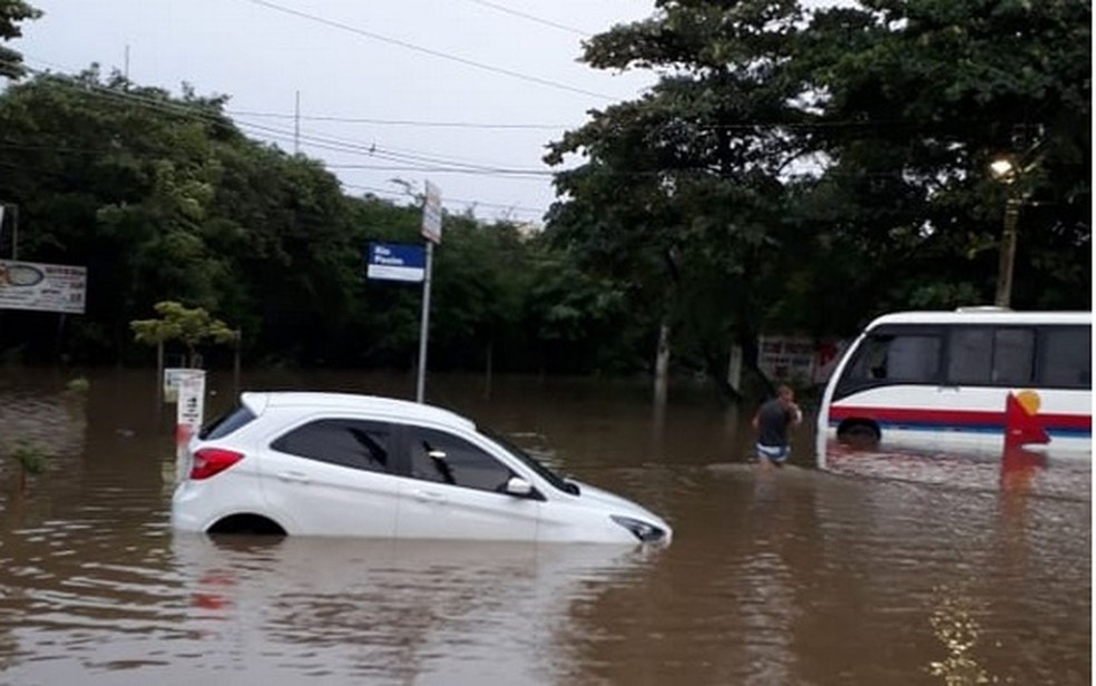 No Conjunto Santa Lúcia este carro ficou ilhado — Foto: Reginaldo Jabotina